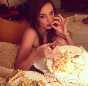 28648E9F00000578-3071459-_It_s_all_about_balance_Miranda_Kerr_shows_off_her_fit_figure_as-m-58_1430977507949.jpg